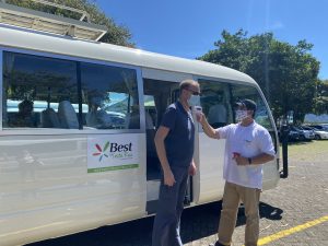 kontaktlos wird selbst vor dem Bus die Temperatur gemessen