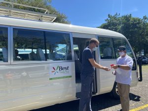 Auch die Hände werden desinfiziert