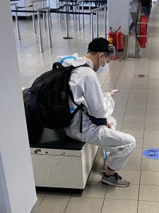 asiatische Passagiere in voller Ausrüstung