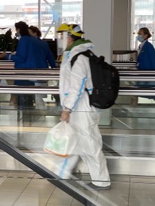 Im Schutzanzug ins Flugzeug
