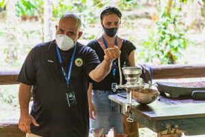 Mahlen vom Kakao mit einer Handmühle