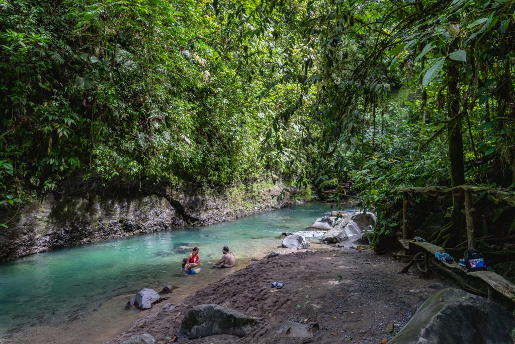 Unterhalb vom La Fortuna Wasserfall