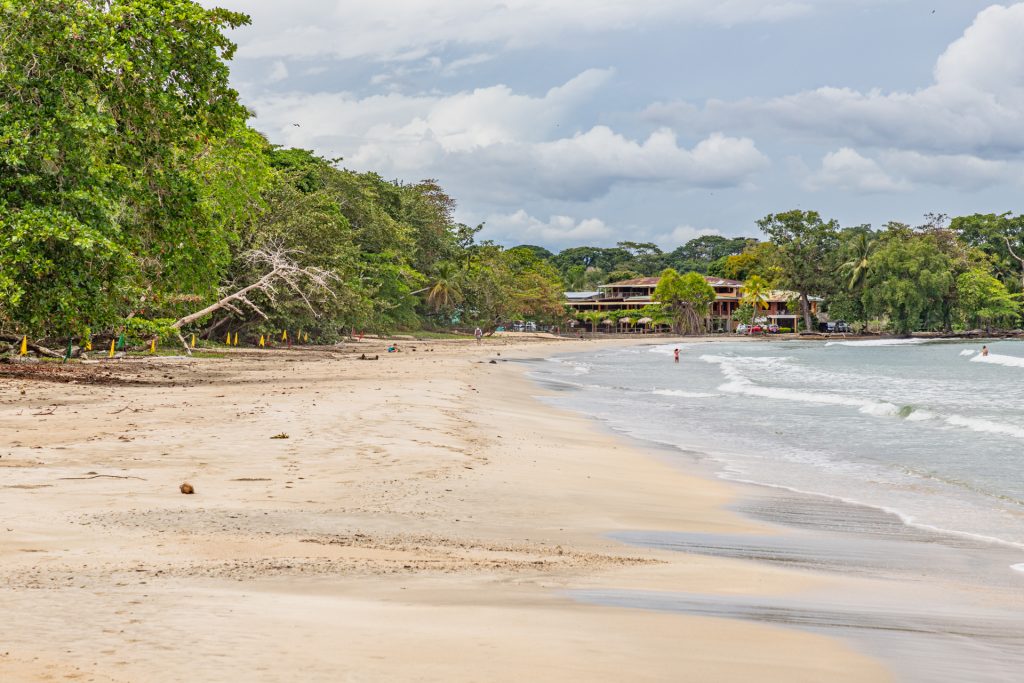 Am Strand vom Cahuita Nationalpark