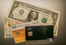 Dollarscheine und Kreditkarten - ideal für Ecuador