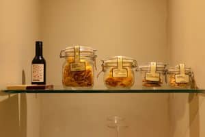 Snacks werden in Gläsern serviert