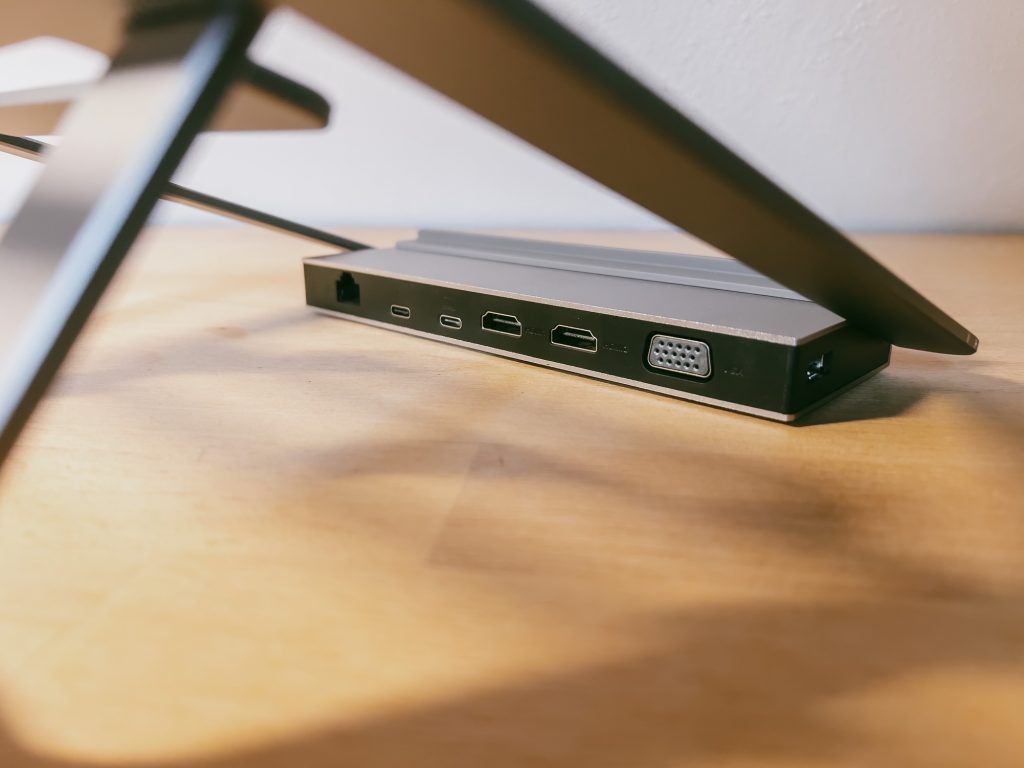 Die rückseitigen Anschlüße vom Hama 12in1-USB-C-Docking-Station mit Notebook-Stand