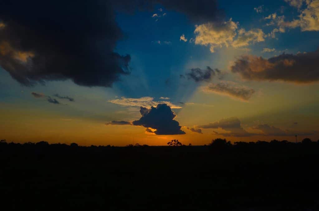 Sonnenuntergang im peruanischen Regenwald